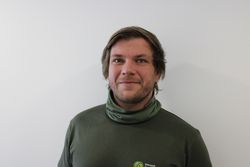 Das Bild zeigt den jugendlichen Naturparkführer Marcel Brand in grünem T-Shirt und mit Halstuch