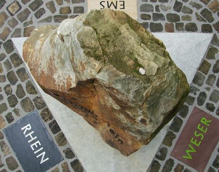 Blick von oben auf den Dreiflussstein