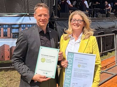 Bürgermeister Matthias Möllers und Geschäftsführerin Dörte Pieper bei der Urkundenübergabe