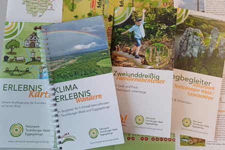 mehrere Broschüren des Naturparks 