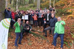 Gruppenbild im Wald mit der Naturpark-Schule in Altenbeken