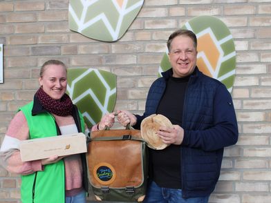 Zwei Personen vor einem Gebäude mit einem Rucksack voller Aktionsmaterial