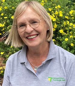 Das Bild zeigt Naturparkführerin Elke Schäfer. Sie hat helles, kinnlanges, blondes Haar und trägt ein graues Naturpark-T-Shirt.
