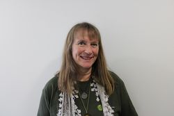 Das Bild zeigt Naturparkführerin Simone Büring im grünen T-Shirt. Sie hat langes helles Haar und ein freundliches Lächeln.