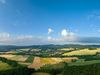 Weitblick über eine grüne Landschaft mit blauem Himmel