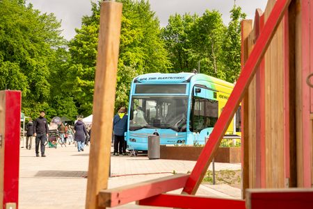 Spielplatz, im Hintergrund der KlimaWandelBus 