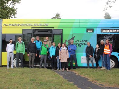 Einige Personen stehen vor dem KlimaWandelbus
