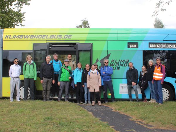 Einige Personen stehen vor dem KlimaWandelbus