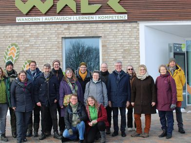 Gruppenfoto von Naturparkführen vor einem Gebäude