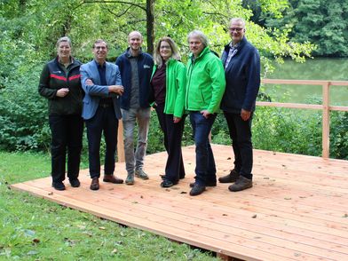 Zwei Damen und vier Herren steht auf einer hölzernden Trekkingplattform direkt am Korintenteich in Hardehausen im Grünen.