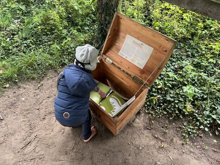 Kind findet Schatzkiste und schaut hinein in Bielefeld