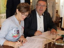 Einer Personen unterzeichnen eine Vereinbarung