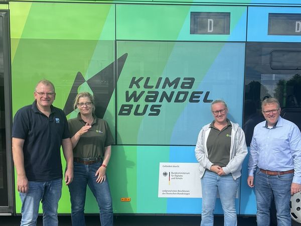 Detlef Lins, Dörte Pieper, Carolin Bockhoff und Georg Schmitz stehen vor dem Klimawandelbus