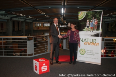 v.l. Hans Laven, Vorstandsvorsitzender der Sparkasse Paderborn-Detmold; Birgit Hübner, Geschäftsführerin Naturpark Teutoburger Wald/Eggegebirge