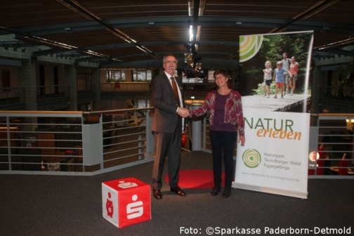 v.l. Hans Laven, Vorstandsvorsitzender der Sparkasse Paderborn-Detmold; Birgit Hübner, Geschäftsführerin Naturpark Teutoburger Wald/Eggegebirge