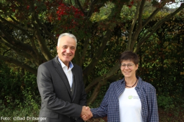 v.l. Thomas Dörpinghaus (Geschäftsführer Bad Driburger Naturparkquellen), Birgit Hübner (Geschäftsführerin Naturpark Teutoburger Wald/Eggegebirge)