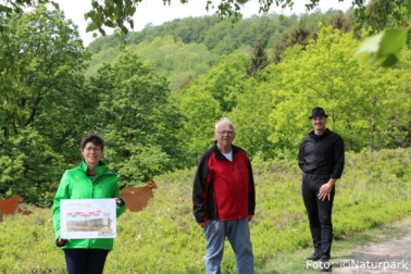 v.l. Birgit Hübner (Geschäftsführerin Naturpark Teutoburger Wald/Eggegebirge), Wanderführer Adolf Nagel, (Stahl-) Zeit-Künstler Hans Kordes,