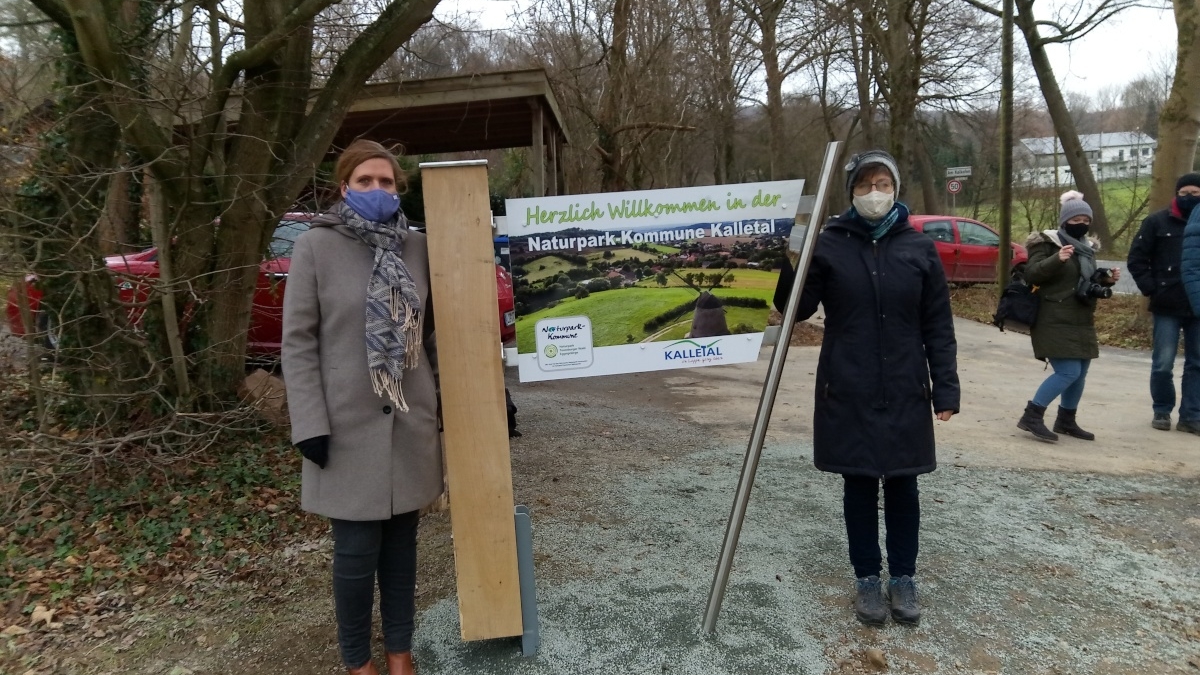 Aufstellen des neuen Ortseingangsschilds: "Herzlich Willkommen in der Naturpark-Kommune Kalletal