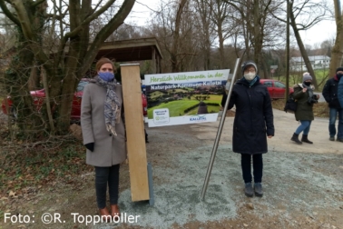 Aufstellen des neuen Ortseingangsschilds: "Herzlich Willkommen in der Naturpark-Kommune Kalletal