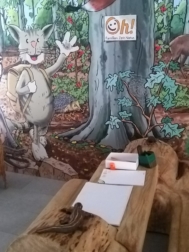 Mal-Pause vor der Entdeckerwand
