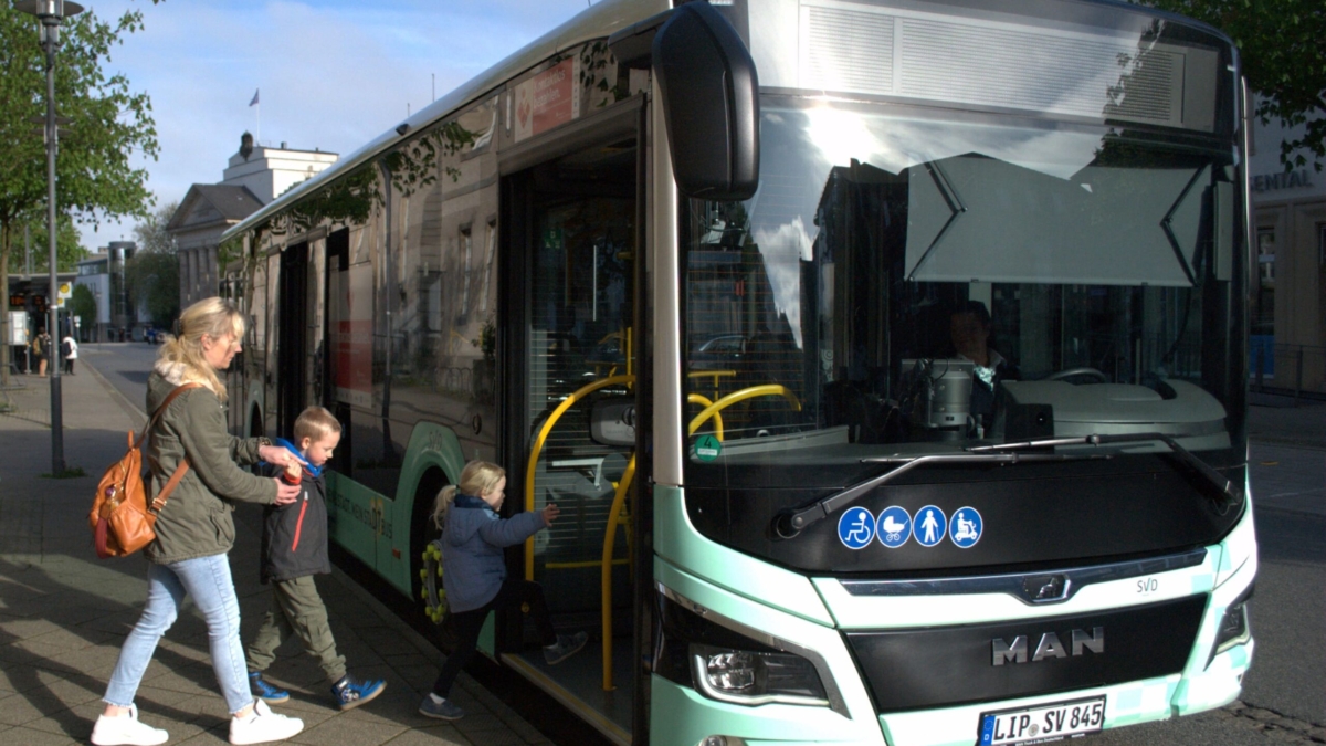 Fahrgäste_Einstieg_komprimiert