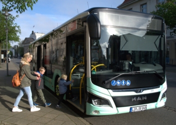 Fahrgäste_Einstieg_komprimiert