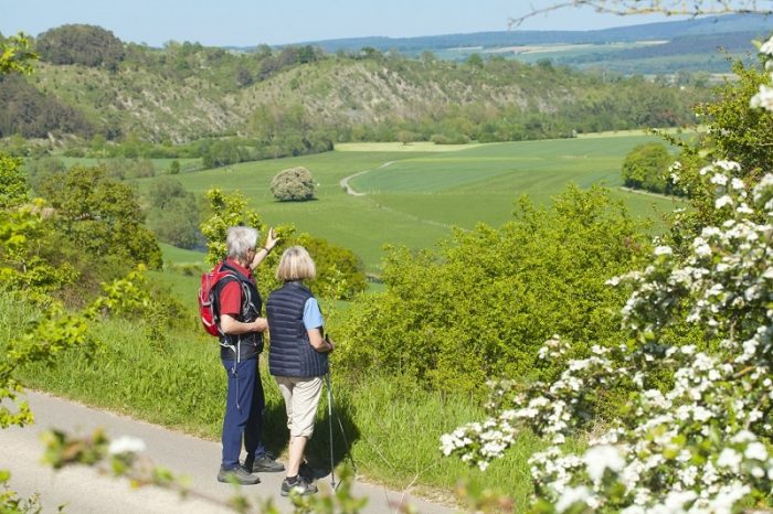 Zwei ältere Frauen schuen auf einer Wanderung in die Ferne auf den Teutoburgerwald